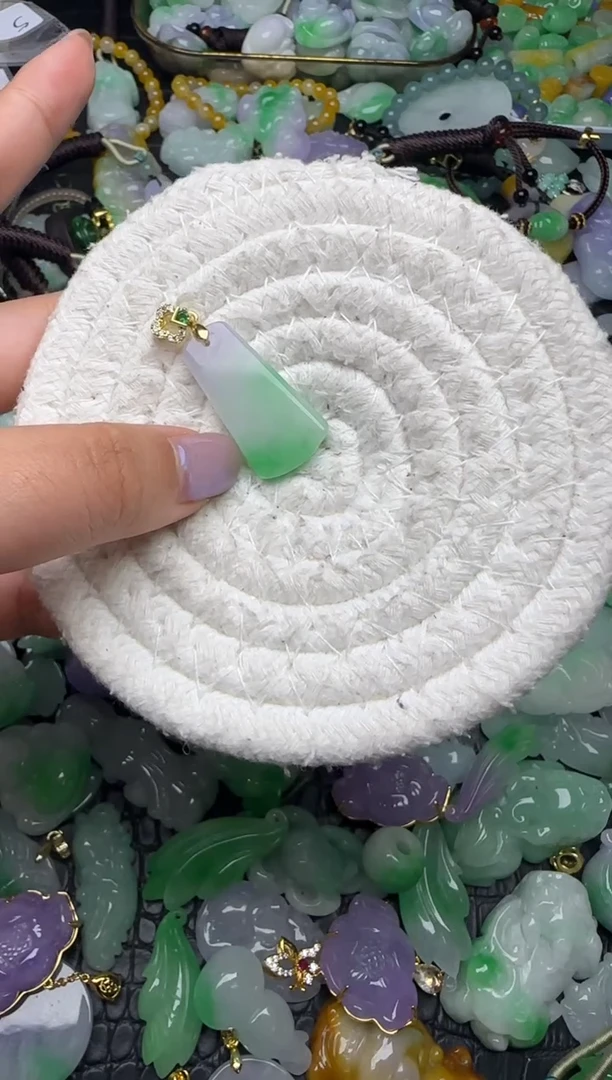 颈饰未镶嵌翡翠缅甸翡翠吊坠