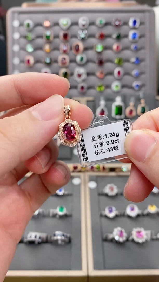 18K金镶嵌颈饰碧玺0.9