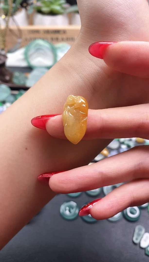 颈饰未镶嵌翡翠灵猴献桃