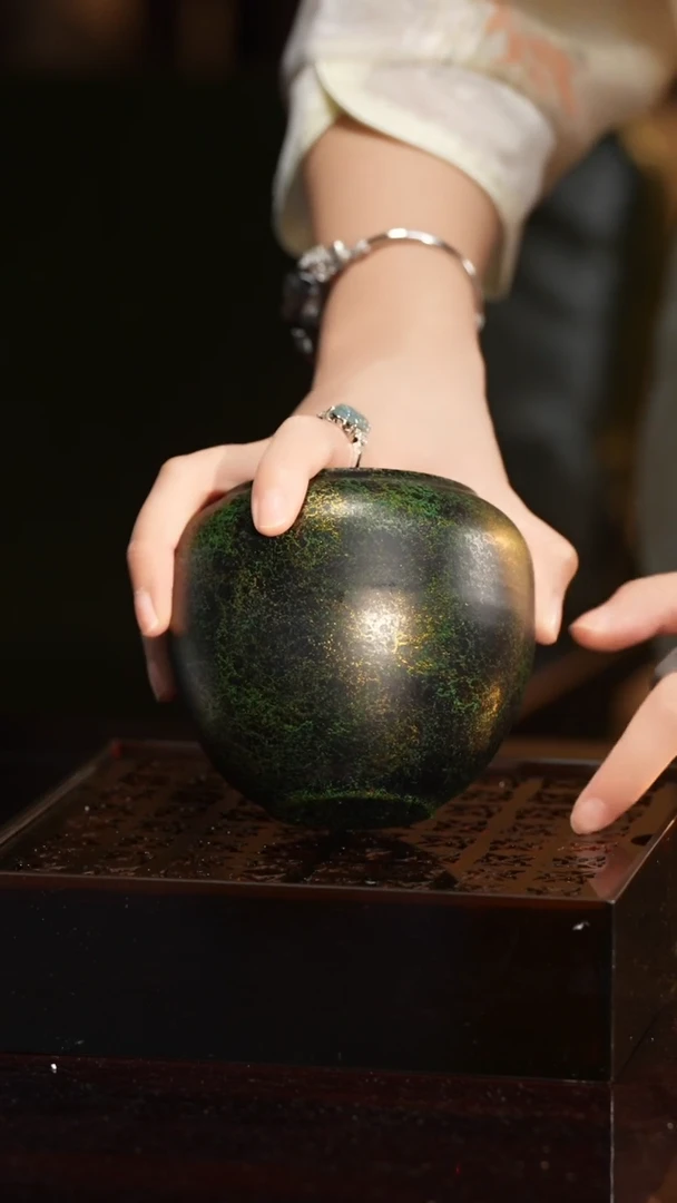 G虚谷蝉翼纹绿金-漆器建水