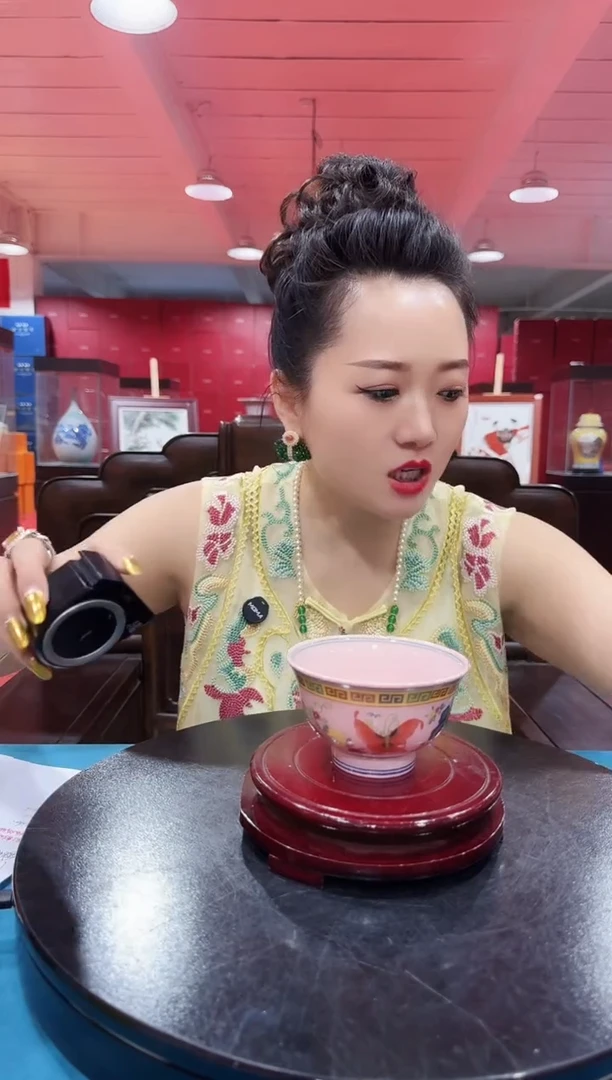 陶瓷红稀土回字纹蝴蝶碗