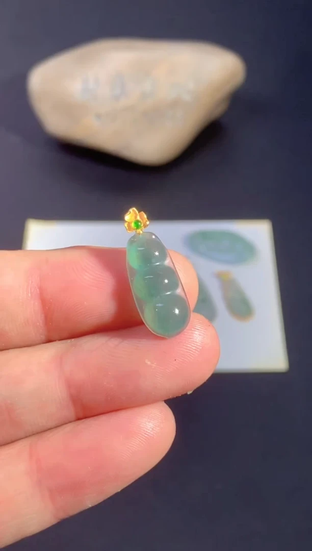 颈饰18K金镶嵌翡翠