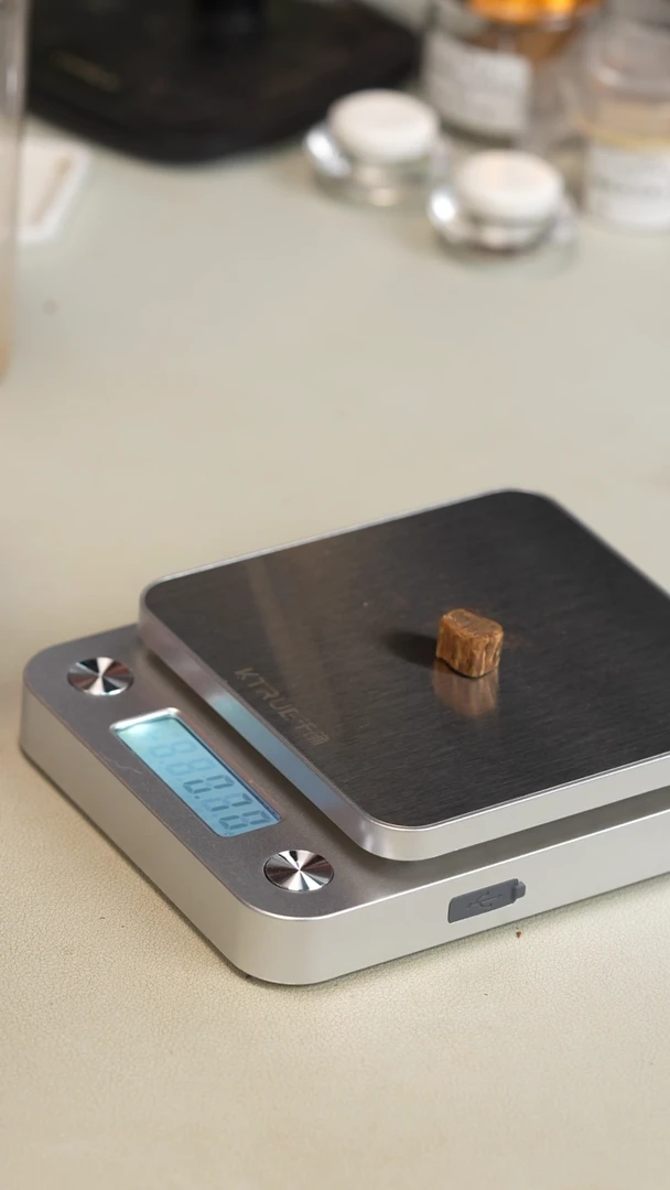 沉香沉香碎屑富森红土九分沉料0.7克