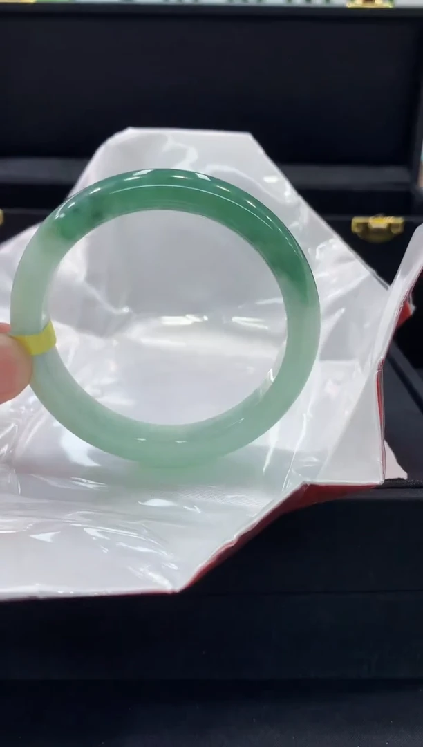 翡翠手镯未镶嵌手镯