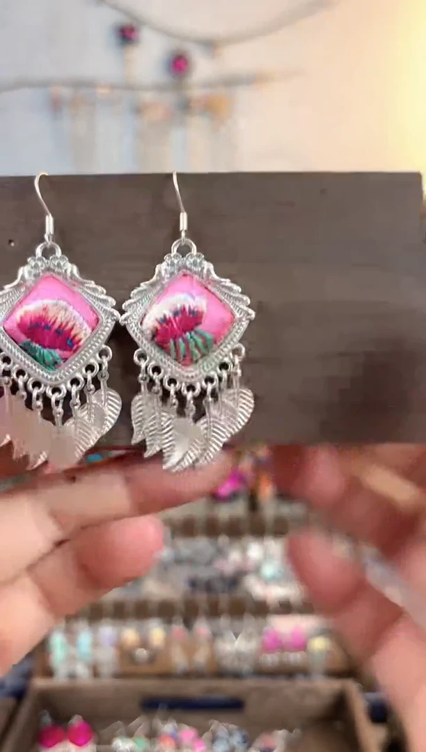 织绣彩云南阁非遗老绣饰品007