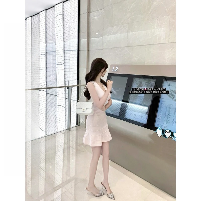 轻奢网红法式格调 富家千金v领收腰修身显瘦气质弹力针织连衣裙女