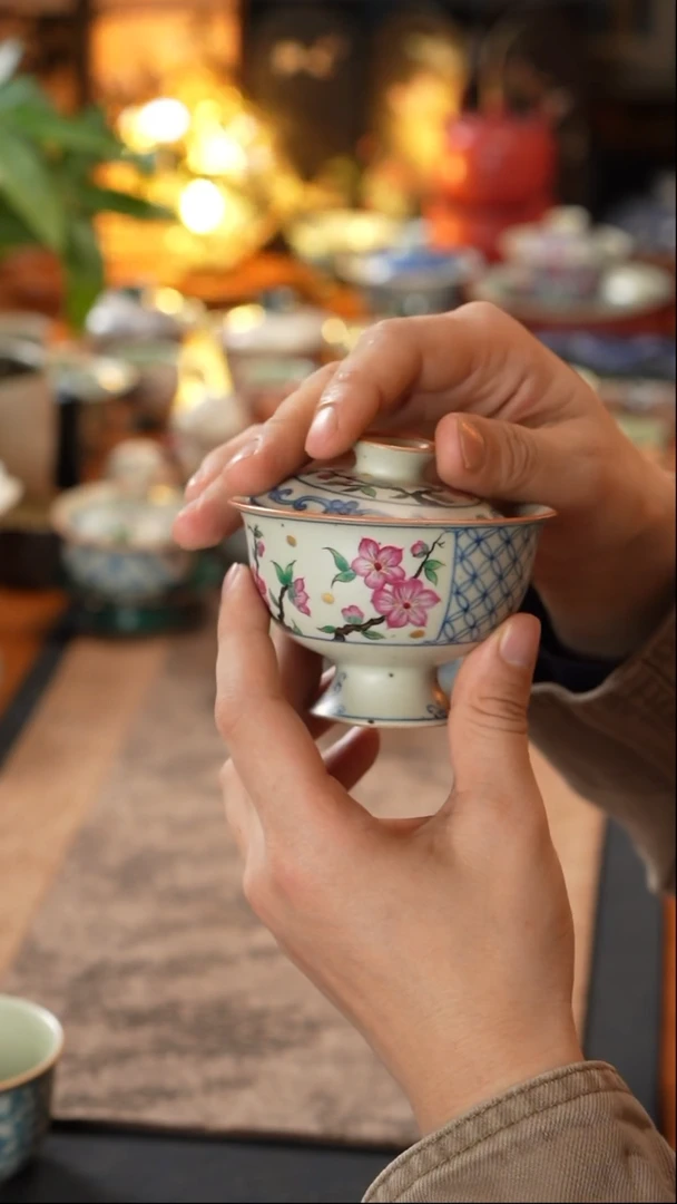 【闪购商品】素谷釉下青花开窗斗彩桃花盖碗120c