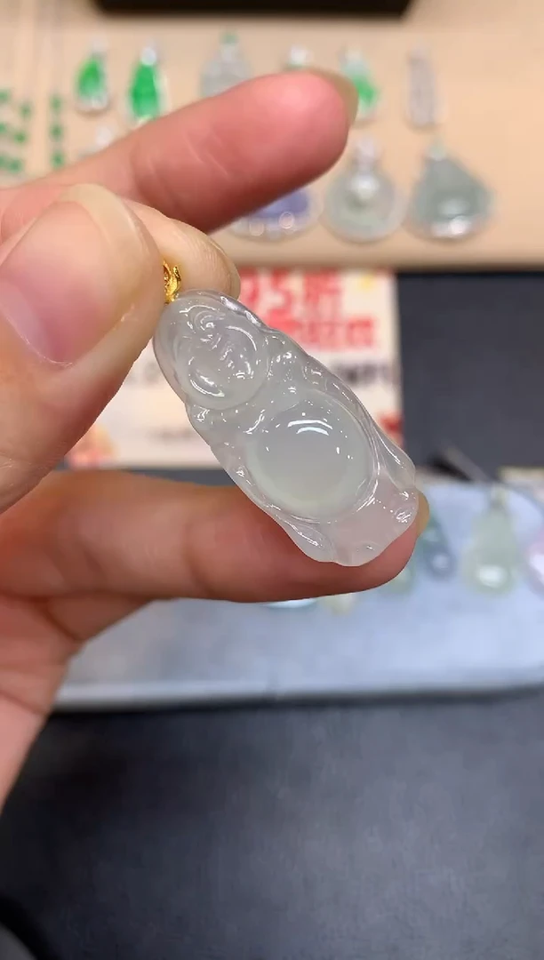 颈饰18K金镶嵌翡翠站佛【无服务费