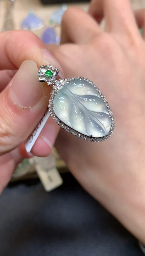 【闪购商品】翡翠颈饰18K金镶嵌叶子【无服务费】