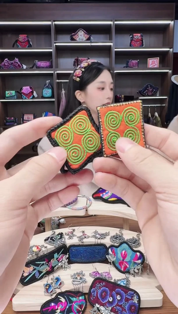 织绣63蒙阿苏苗绣传承店