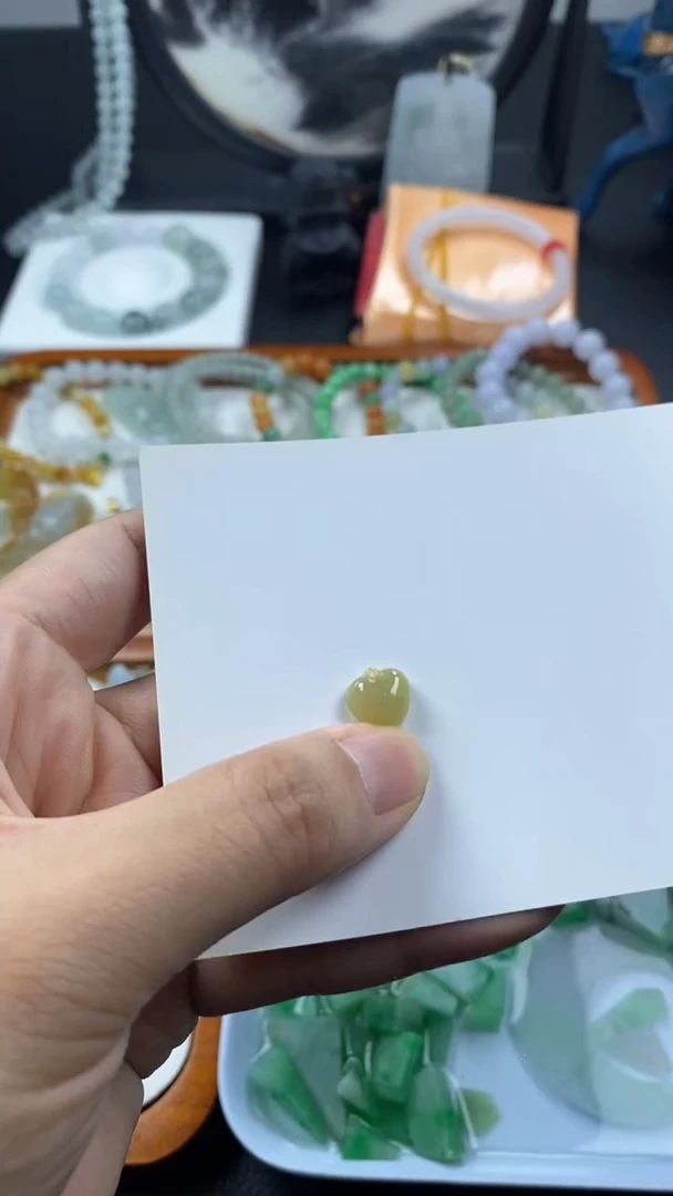 翡翠未镶嵌颈饰爱心