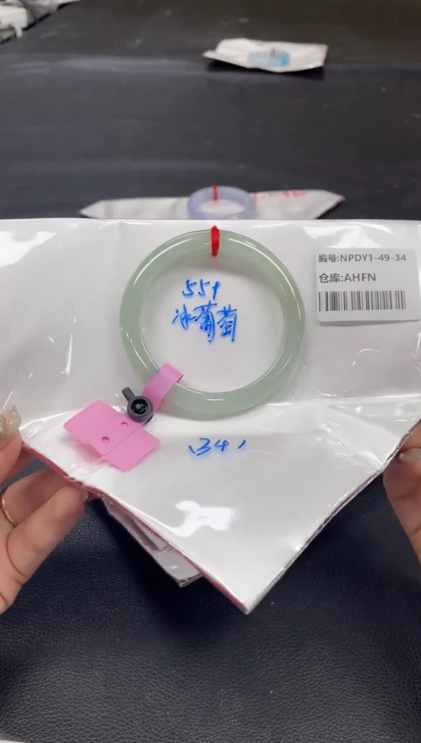 翡翠手镯未镶嵌翡翠手镯