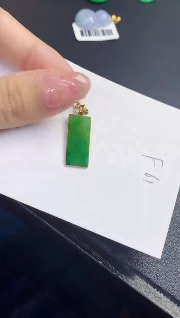 翡翠18K金镶嵌颈饰缅甸天然翡翠A货