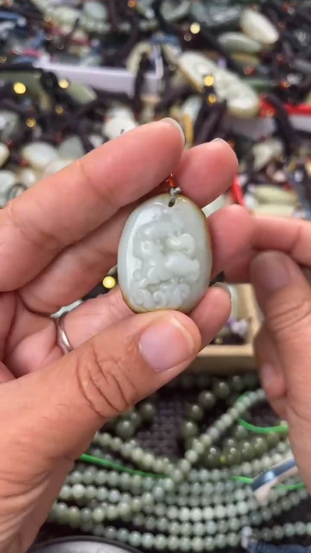 【闪购商品】和田玉颈饰未镶嵌多样性发货没有证书，拍一发一.有瑕