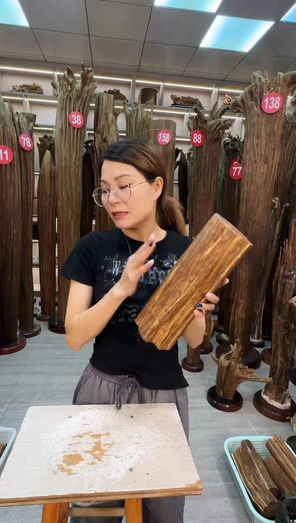 沉香碎屑沉香原料摆件工艺品一百以上带底座沉香