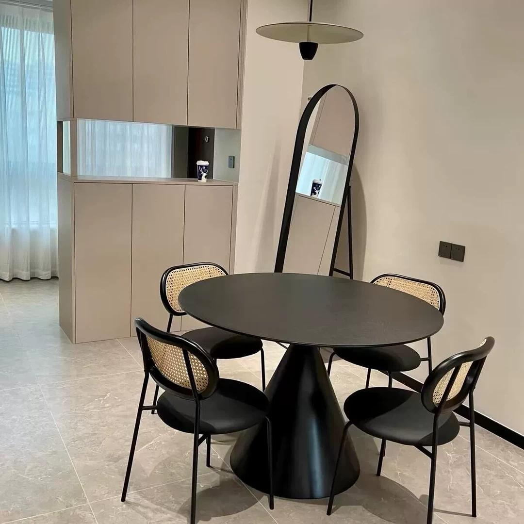 小红书意式极简德利丰岩板餐桌纯黑色家用小户型圆形岩板圆餐桌