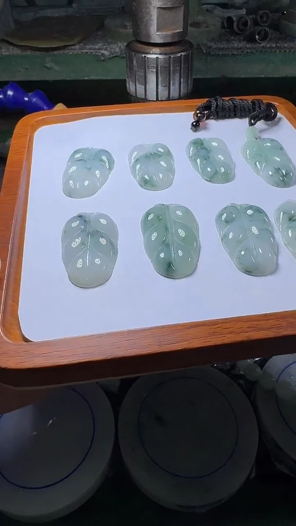 翡翠未镶嵌颈饰飘花叶子多样性发一件