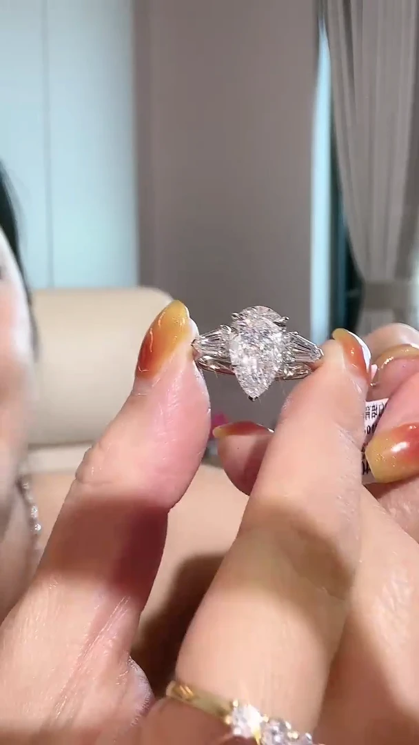 18K金镶嵌合成钻石钻石戒指 拍下备注圈口