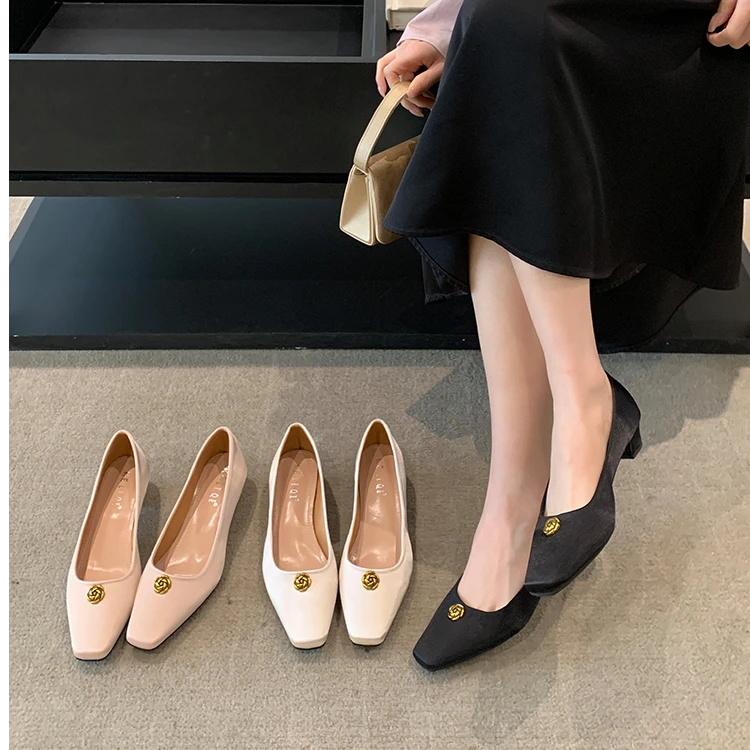 小香风方头玛丽珍鞋2025年新款法式气质山茶花粗跟软底通勤单鞋女