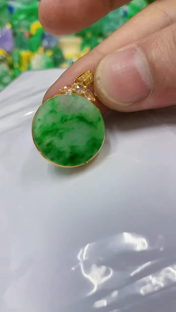 翡翠18K金镶嵌颈饰挂件