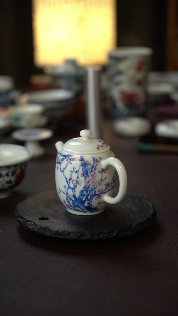 景德镇全手工手绘斗彩梅花茶壶（微瑕）
