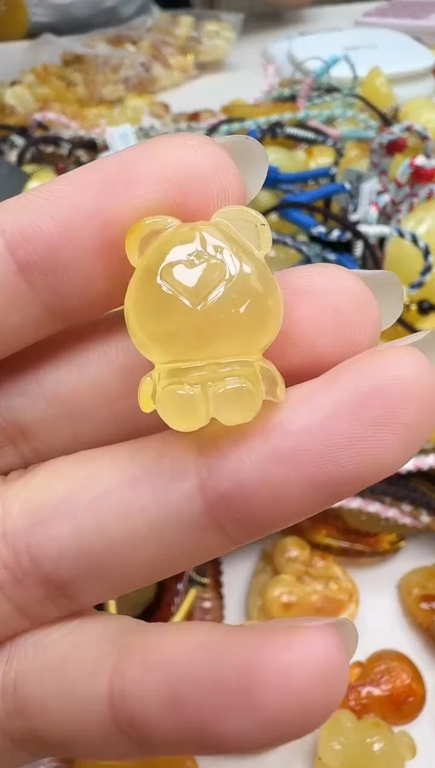 未镶嵌琥珀裸石如图