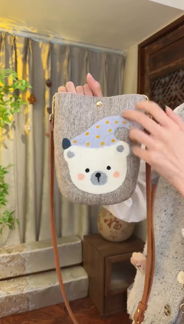 羊毛非遗羊毛毡包 手机包灰小熊
