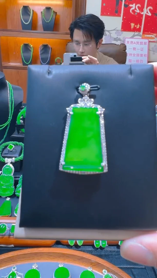 【闪购商品】翡翠吊坠(赠链)银S925镶嵌天然A货翡翠