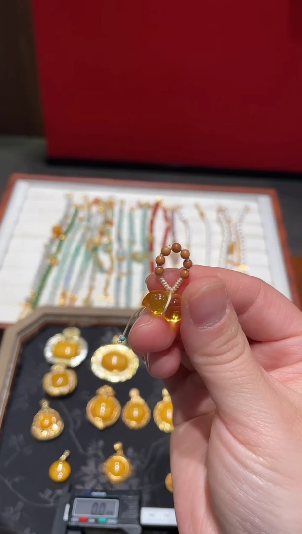 琥珀颈饰未镶嵌葫芦提留