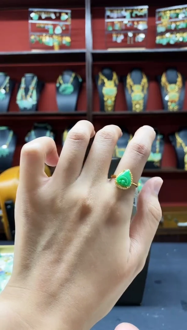 颈饰未镶嵌翡翠戒指