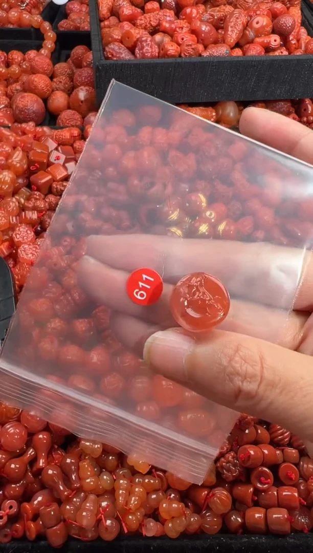 南红玛瑙未镶嵌颈饰1