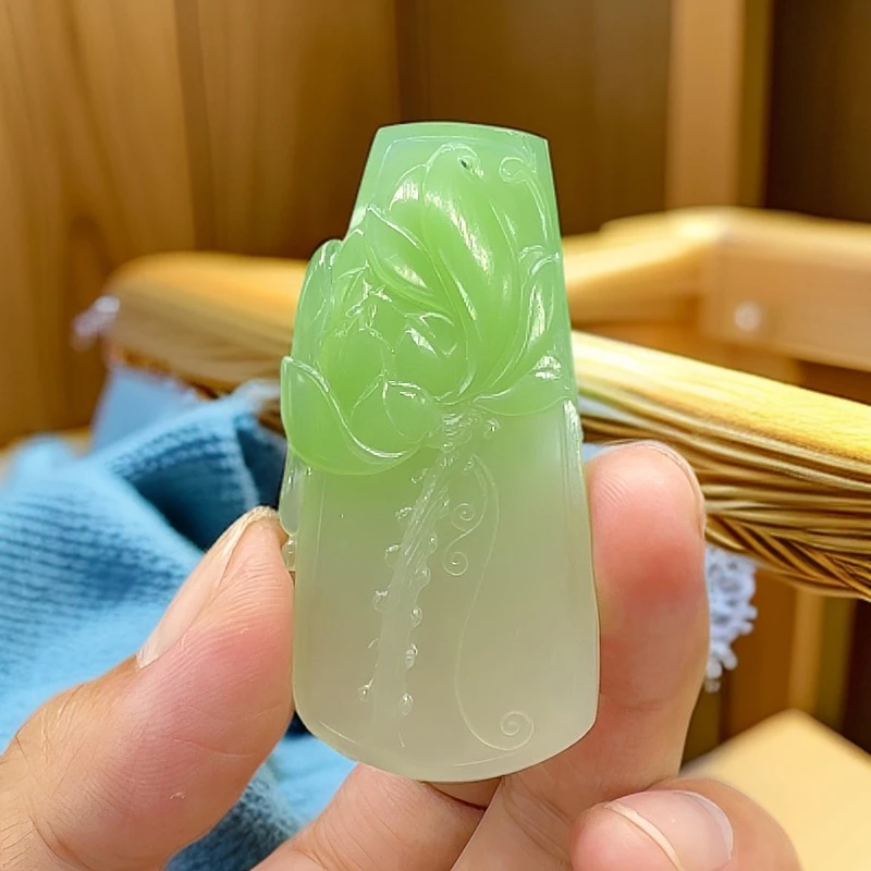 和田玉翠青花开富贵荷花牌子挂件吊坠