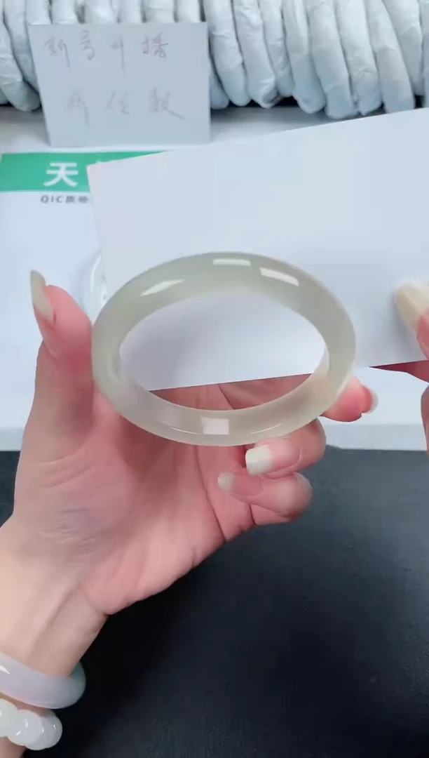 【闪购商品】石英质玉手镯未镶嵌78-56.2