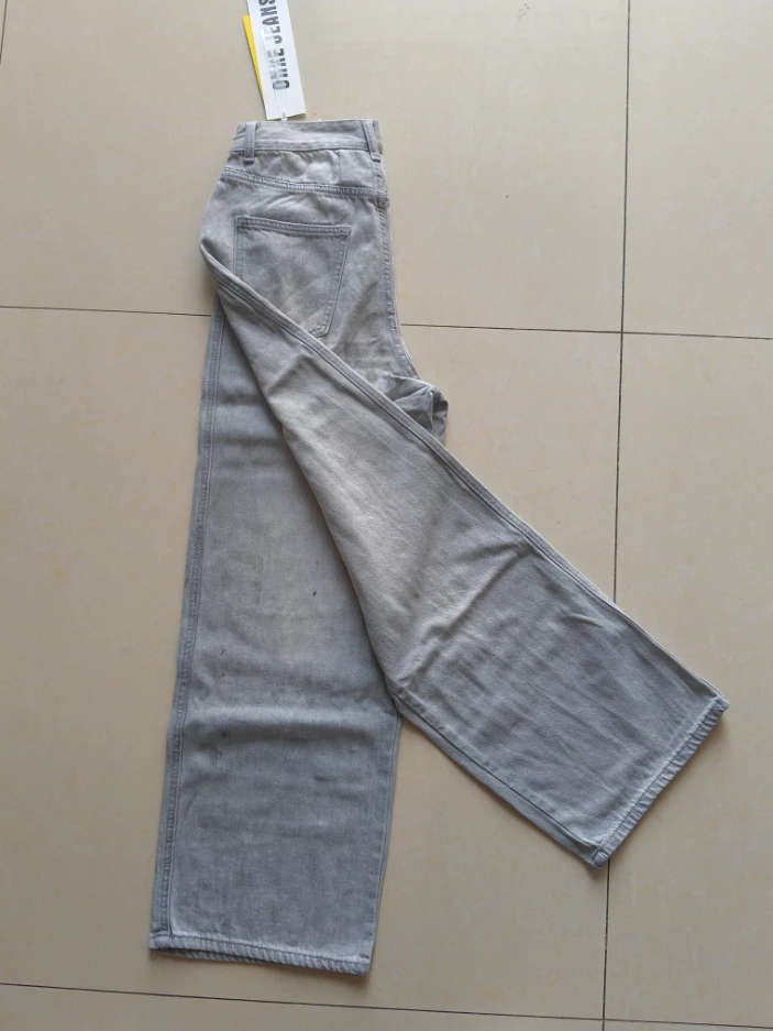 灰色直通高腰牛仔裤