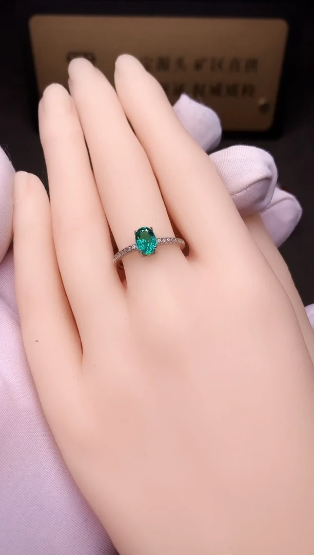 银S925镶嵌戒指祖母绿·····