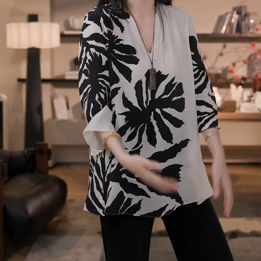 25年新款夏季轻薄印花七分袖气质V领上衣