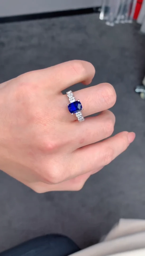 蓝宝石戒指18K金镶嵌2.5ct皇家蓝戒指