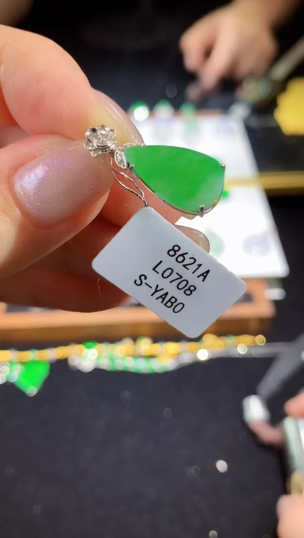 翡翠18K金镶嵌吊坠(不含链)L0708多样性发其一