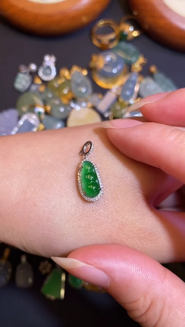 翡翠18K金镶嵌颈饰糯*天然A货翡翠