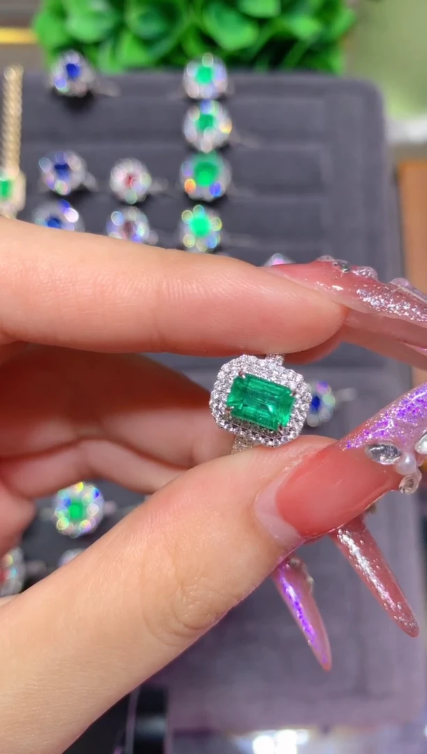 18K金镶嵌戒指祖母绿1.2CT