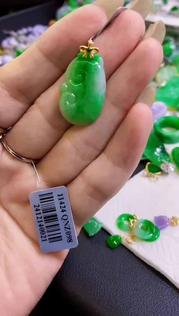 【闪购商品】定制翡翠18K金镶嵌吊坠