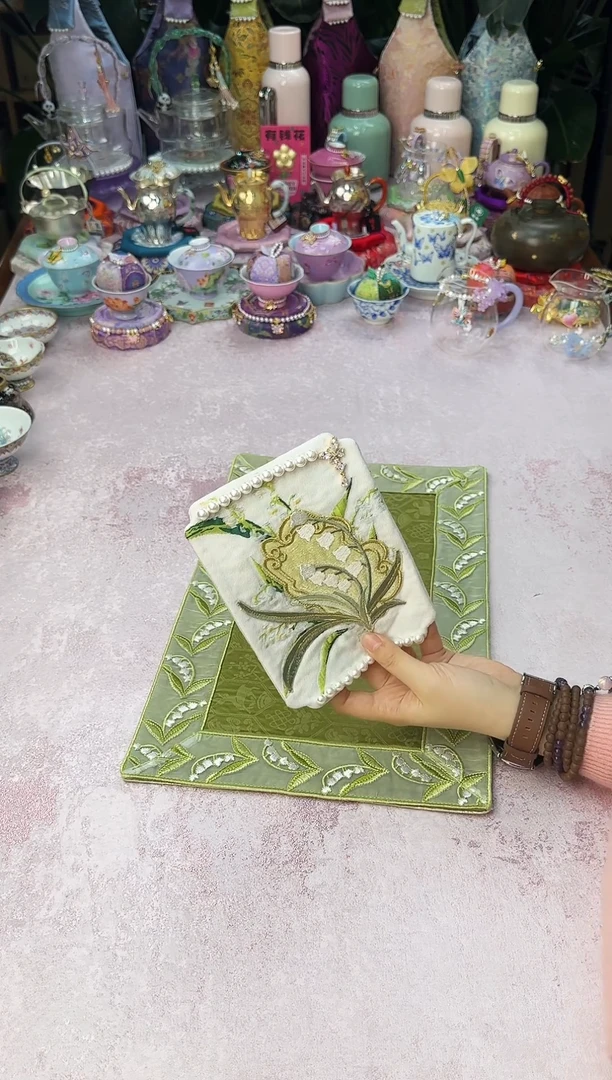 55铃兰花刺绣杯垫