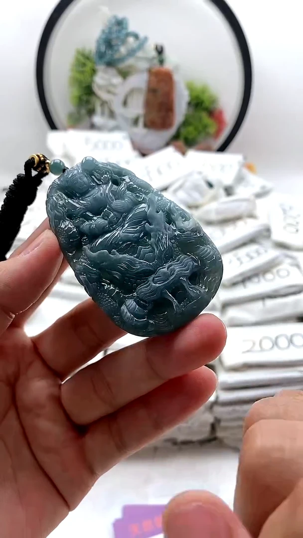 翡翠未镶嵌颈饰虚空藏