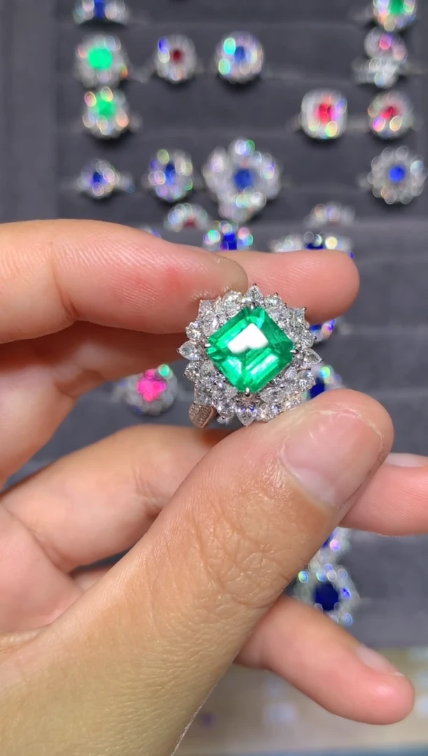 18K金镶嵌戒指祖母绿2.33CT