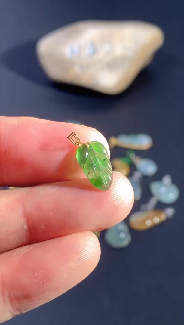 颈饰18K金镶嵌翡翠