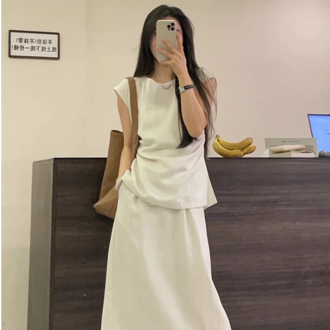 白色亚麻背心搭配休闲半身裙套装
