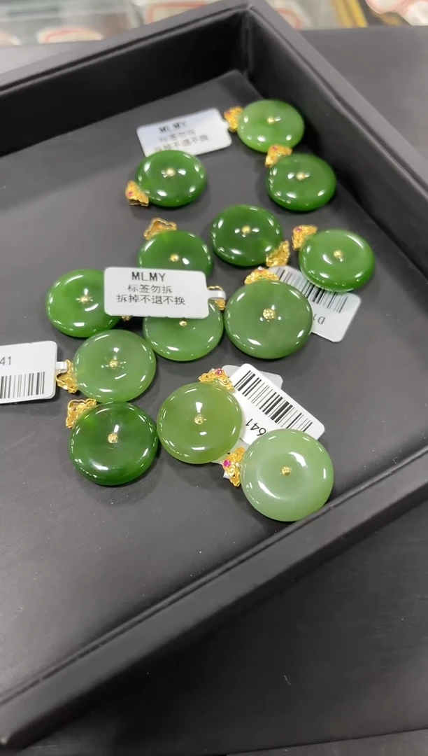 颈饰18K金镶嵌和田玉多样性发1件