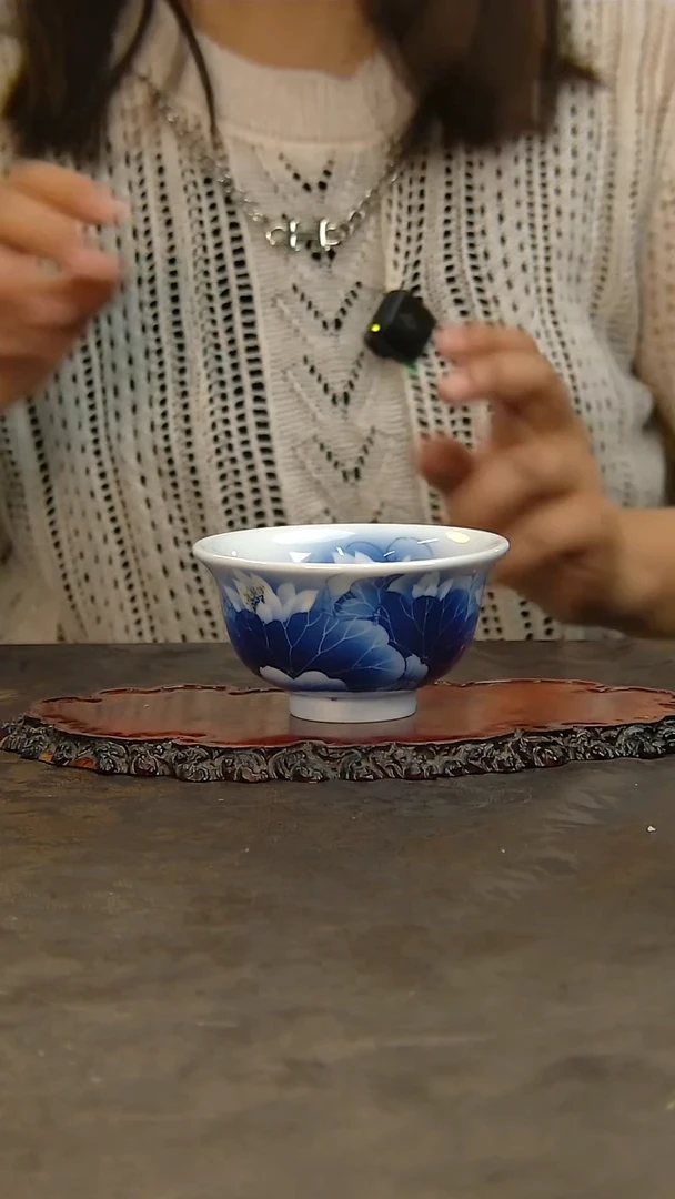 青花手绘荷花主人杯