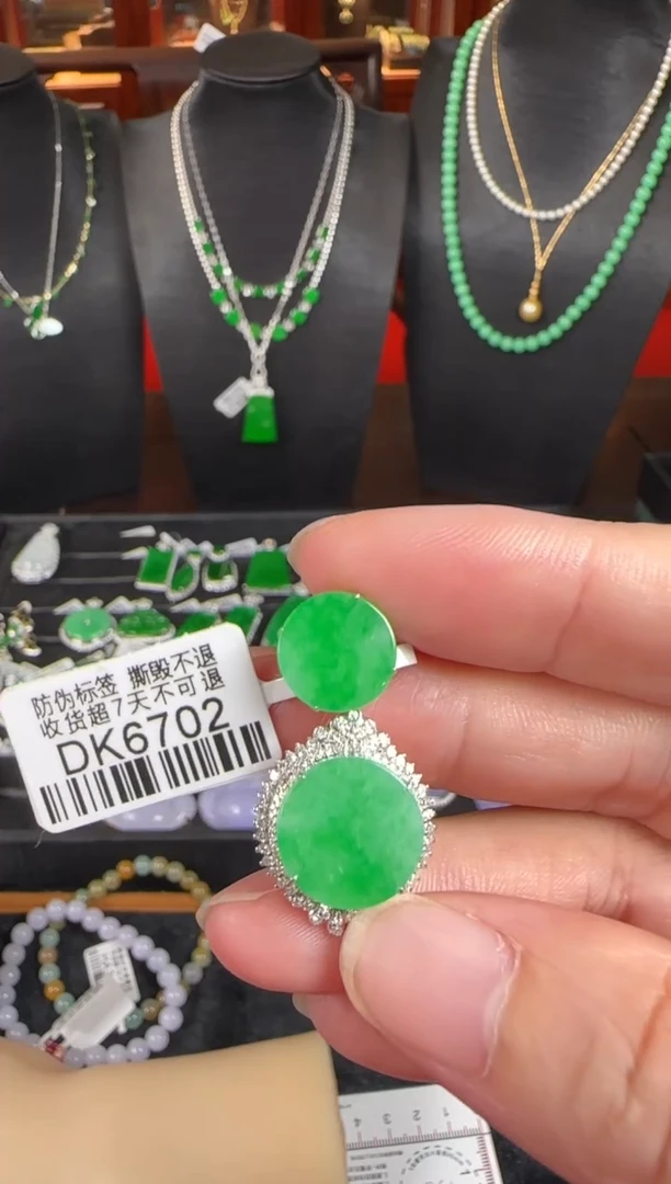 颈饰18K金镶嵌翡翠DK6702圆无事牌