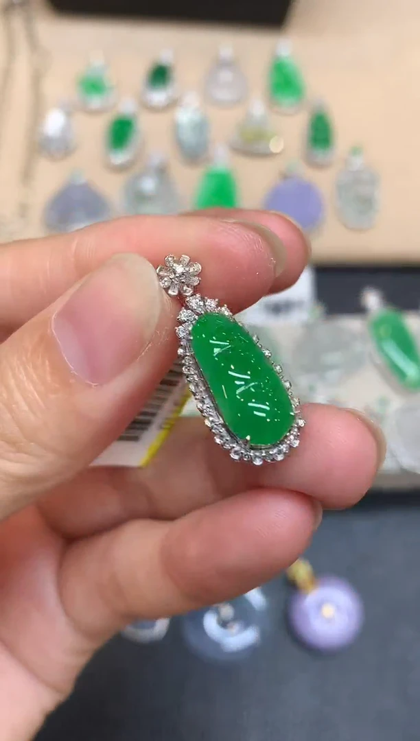 颈饰18K金镶嵌翡翠福豆【无服务费